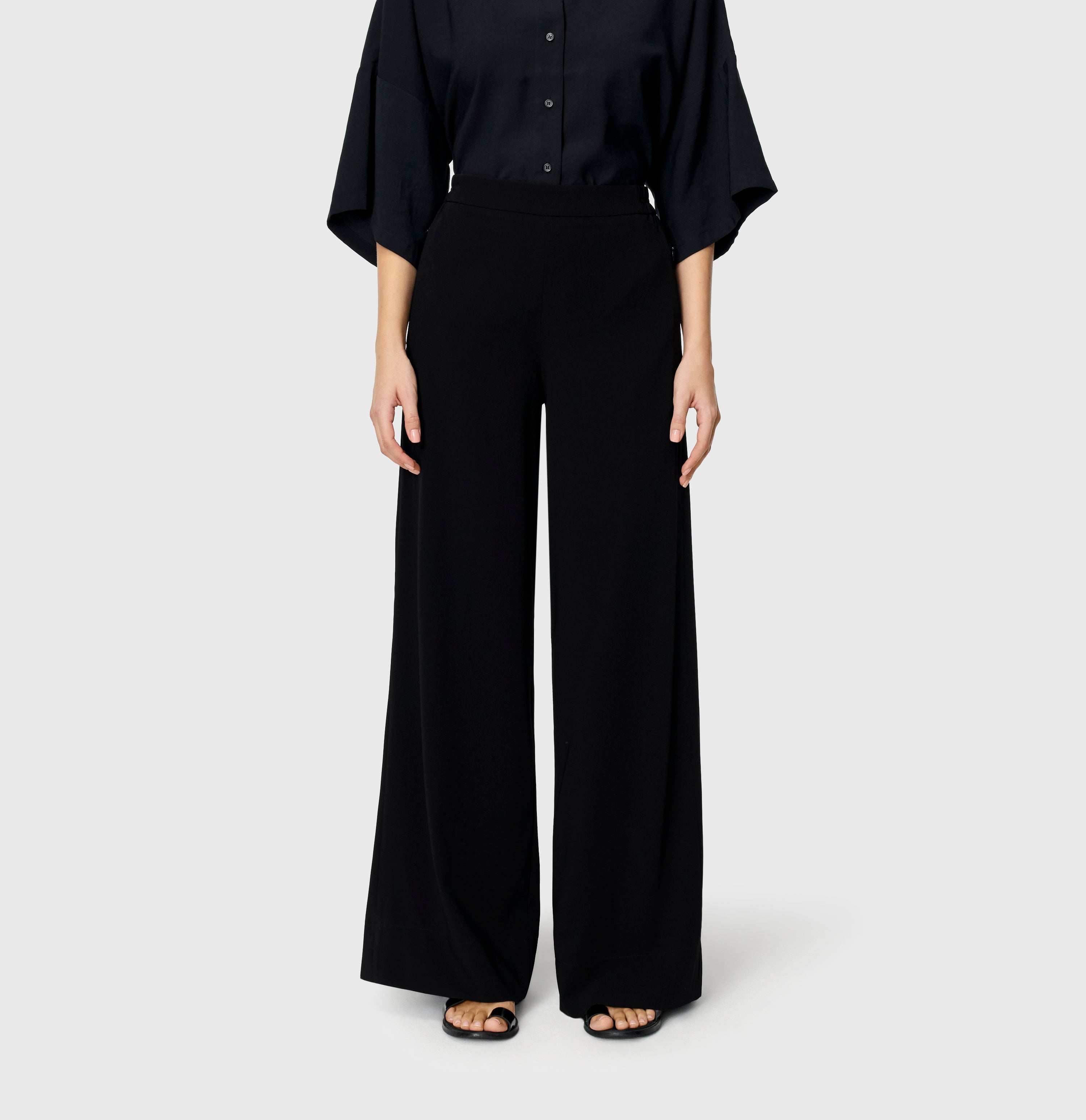 MAC Coralie Floating crepe – Black