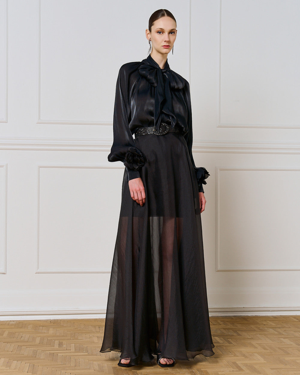 Access Blouse with Flower Broches zwart