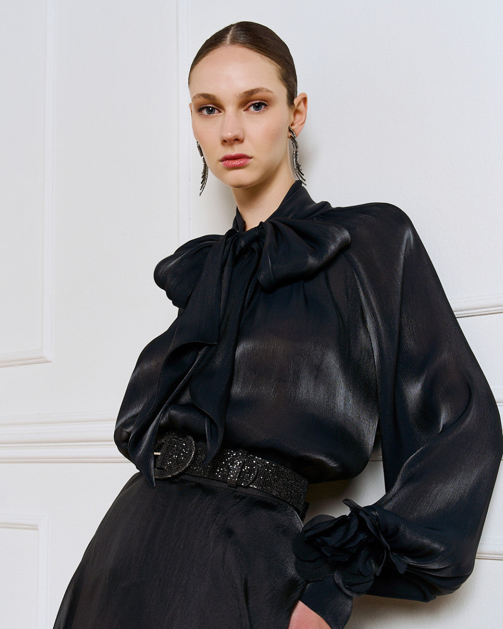 Access Blouse with Flower Broches zwart