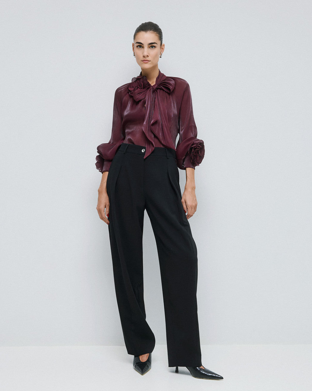 Access Blouse with Flower Broches bordeaux