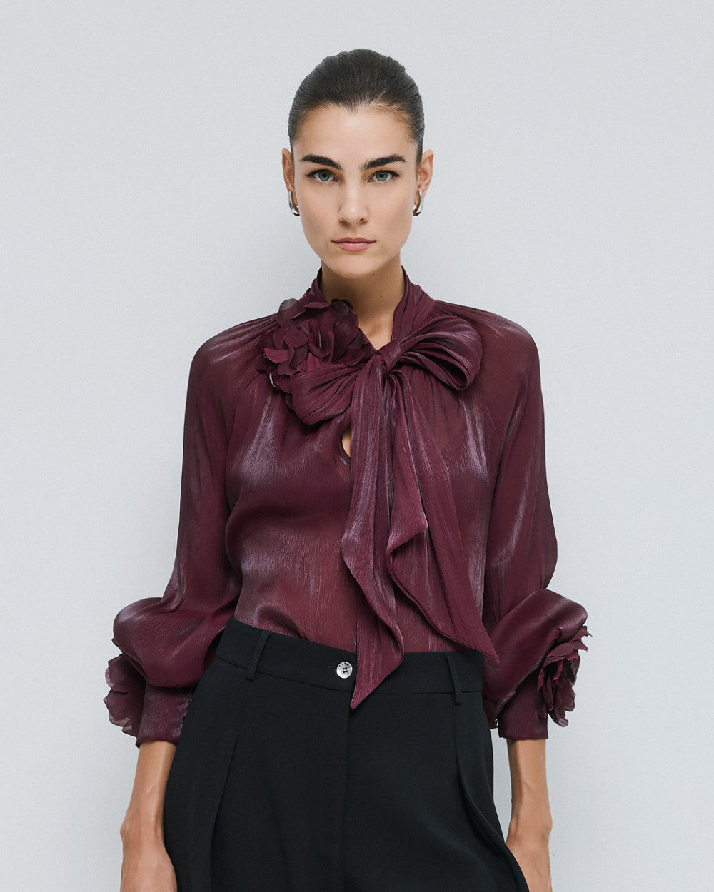 Access Blouse with Flower Broches bordeaux