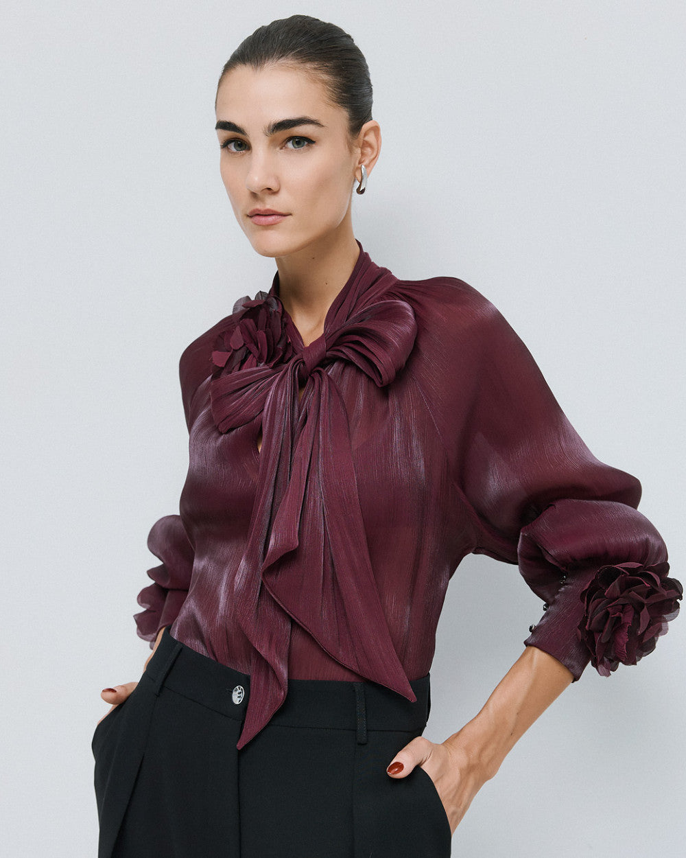 Access Blouse with Flower Broches bordeaux