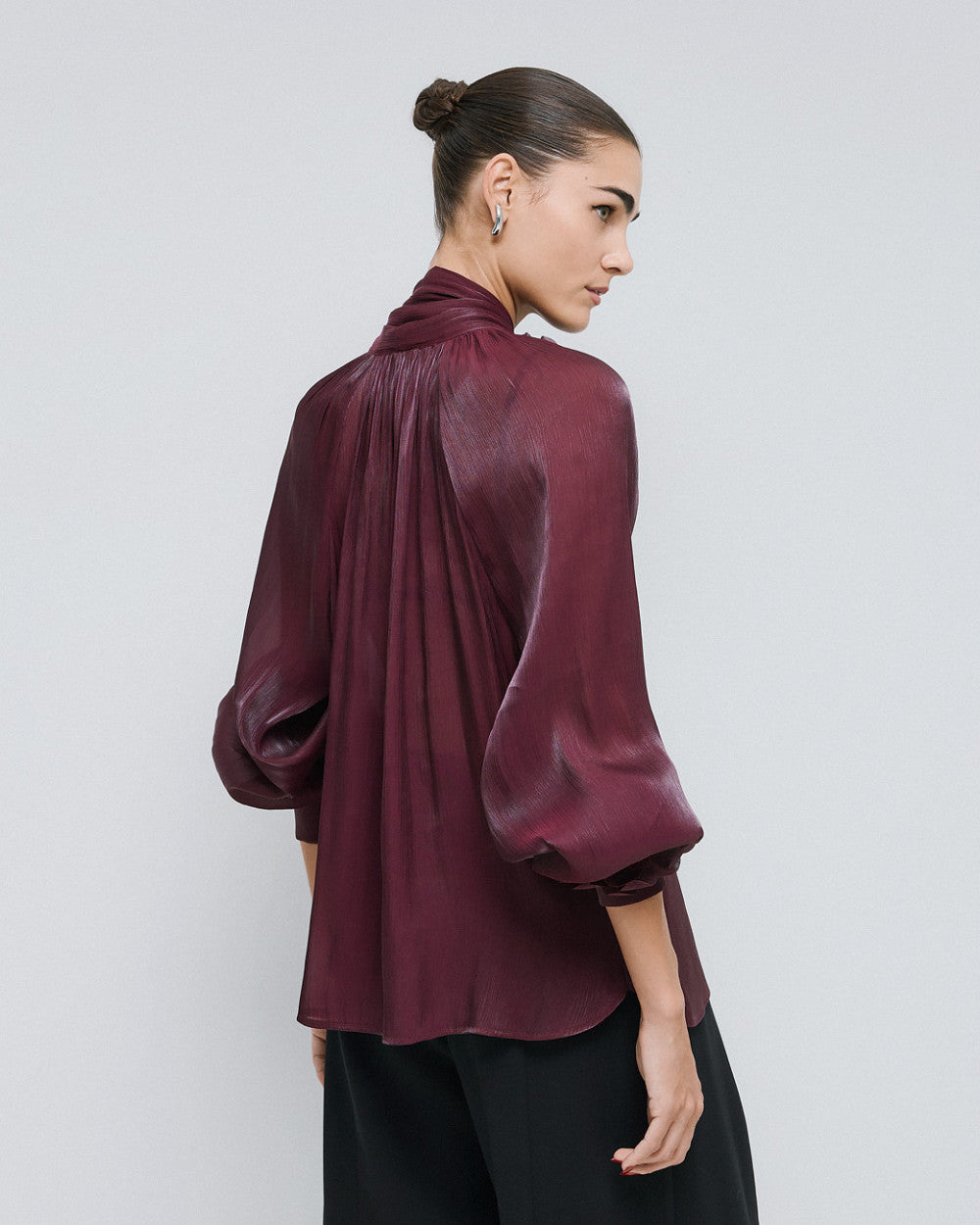 Access Blouse with Flower Broches bordeaux