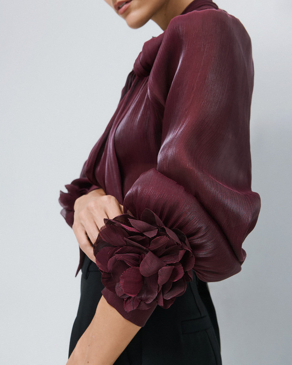 Access Blouse with Flower Broches bordeaux