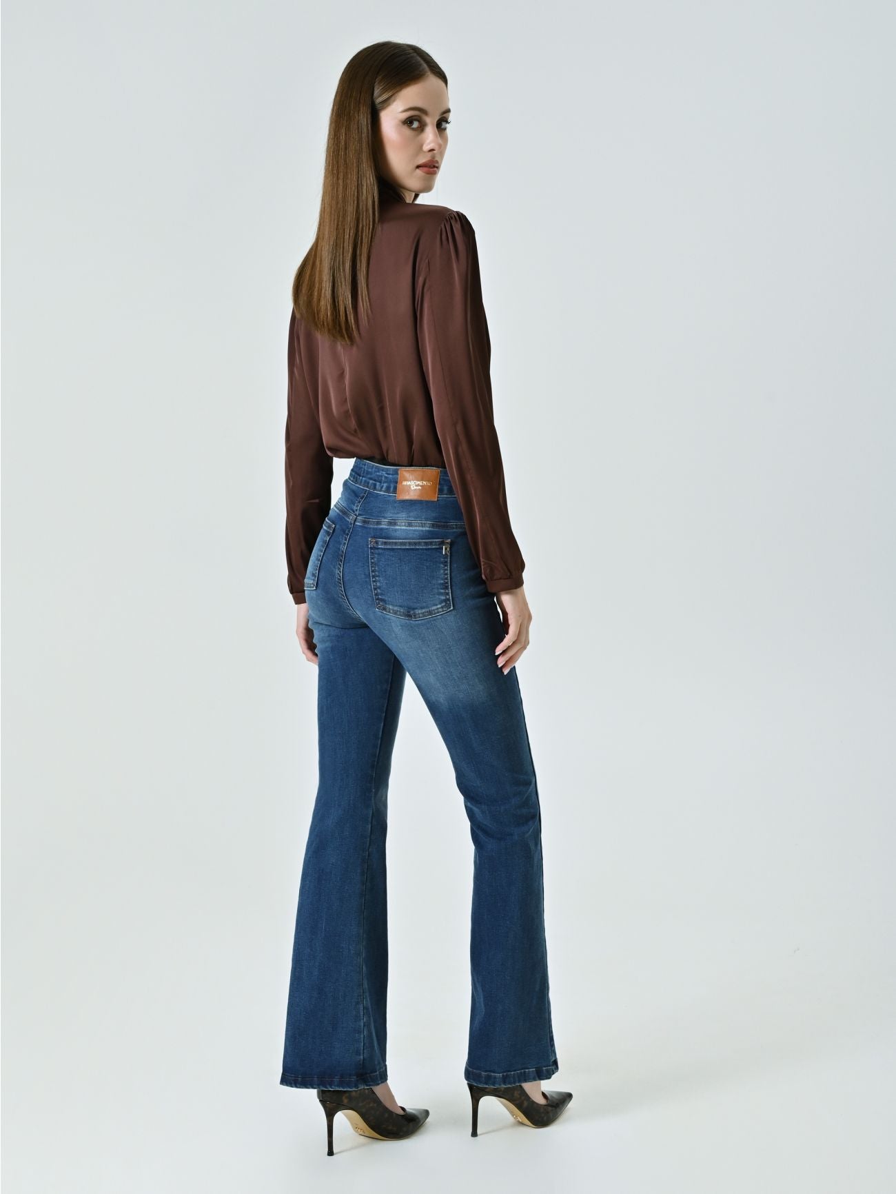 Rinascimento Flared Jeans met knopen