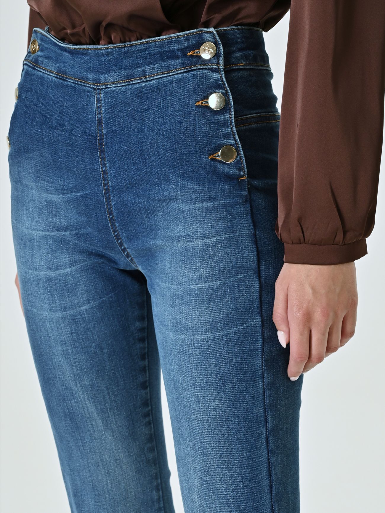 Rinascimento Flared Jeans met knopen