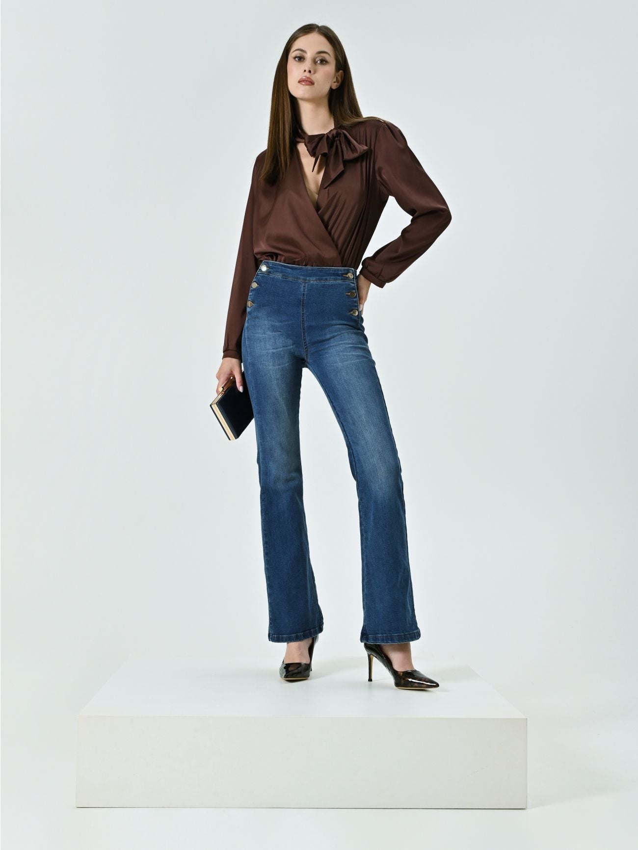 Rinascimento Flared Jeans met knopen