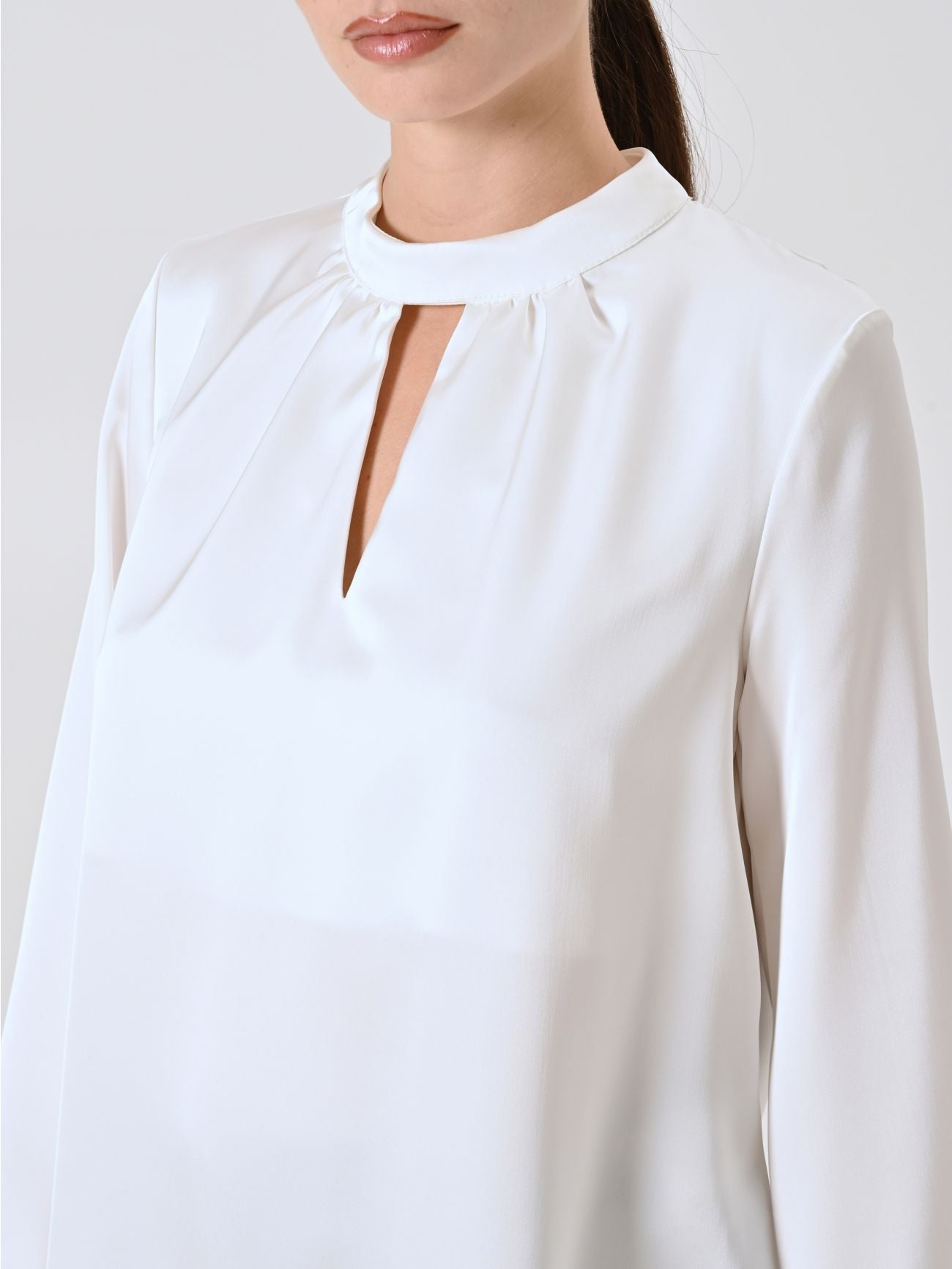 Rinascimento Satijnen Blouse met Cut-Out Detail wit