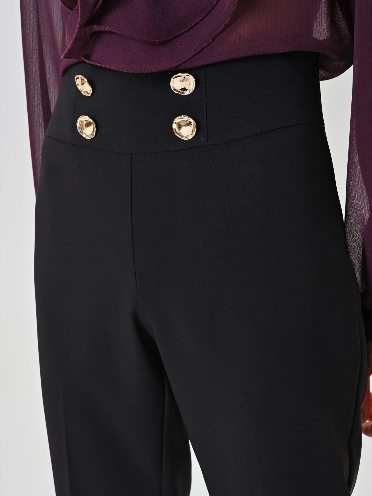 Rinascimento zwarte flared broek met gouden knopen