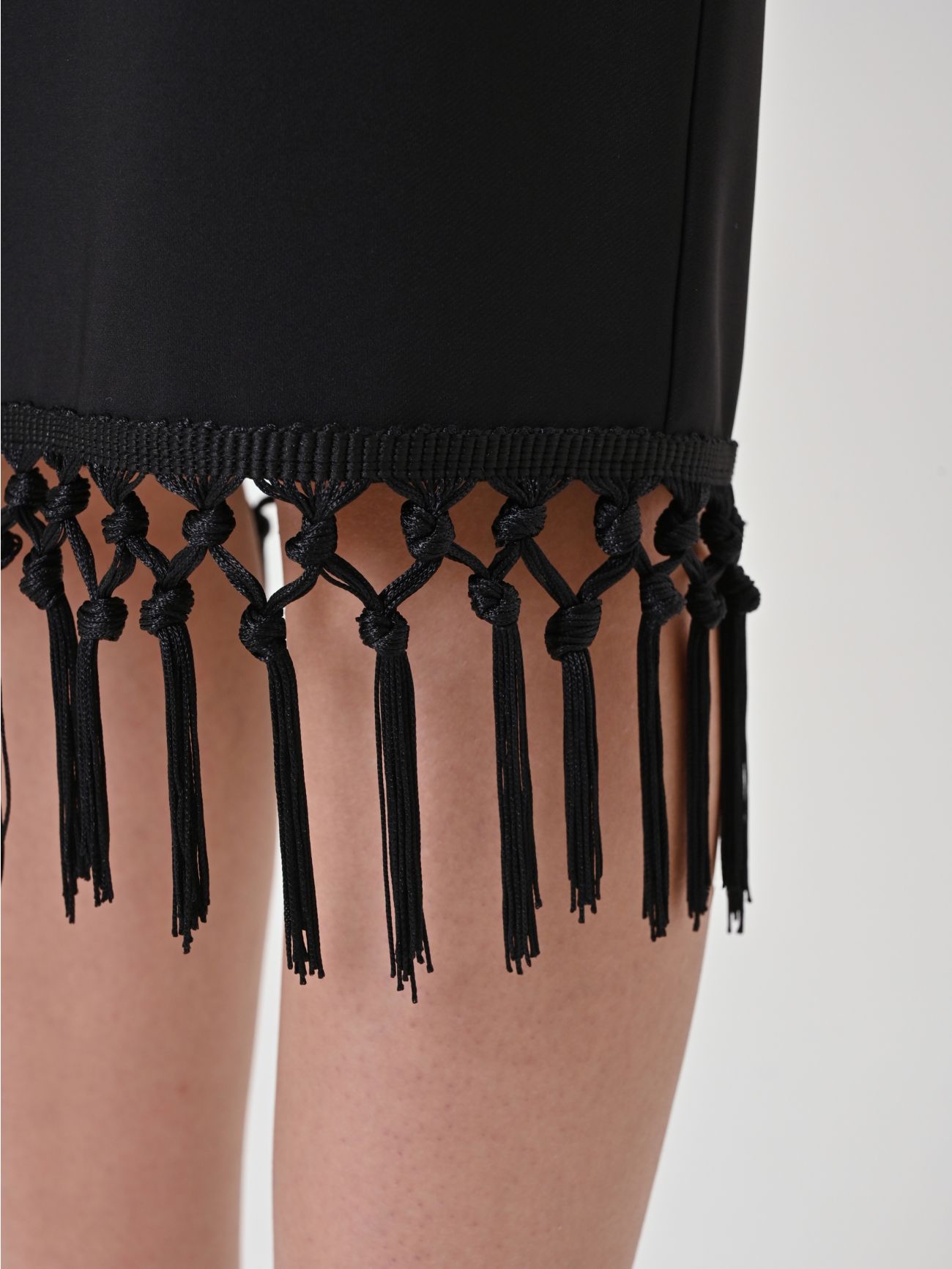Rinascimento zwarte kokerrok met franjes
