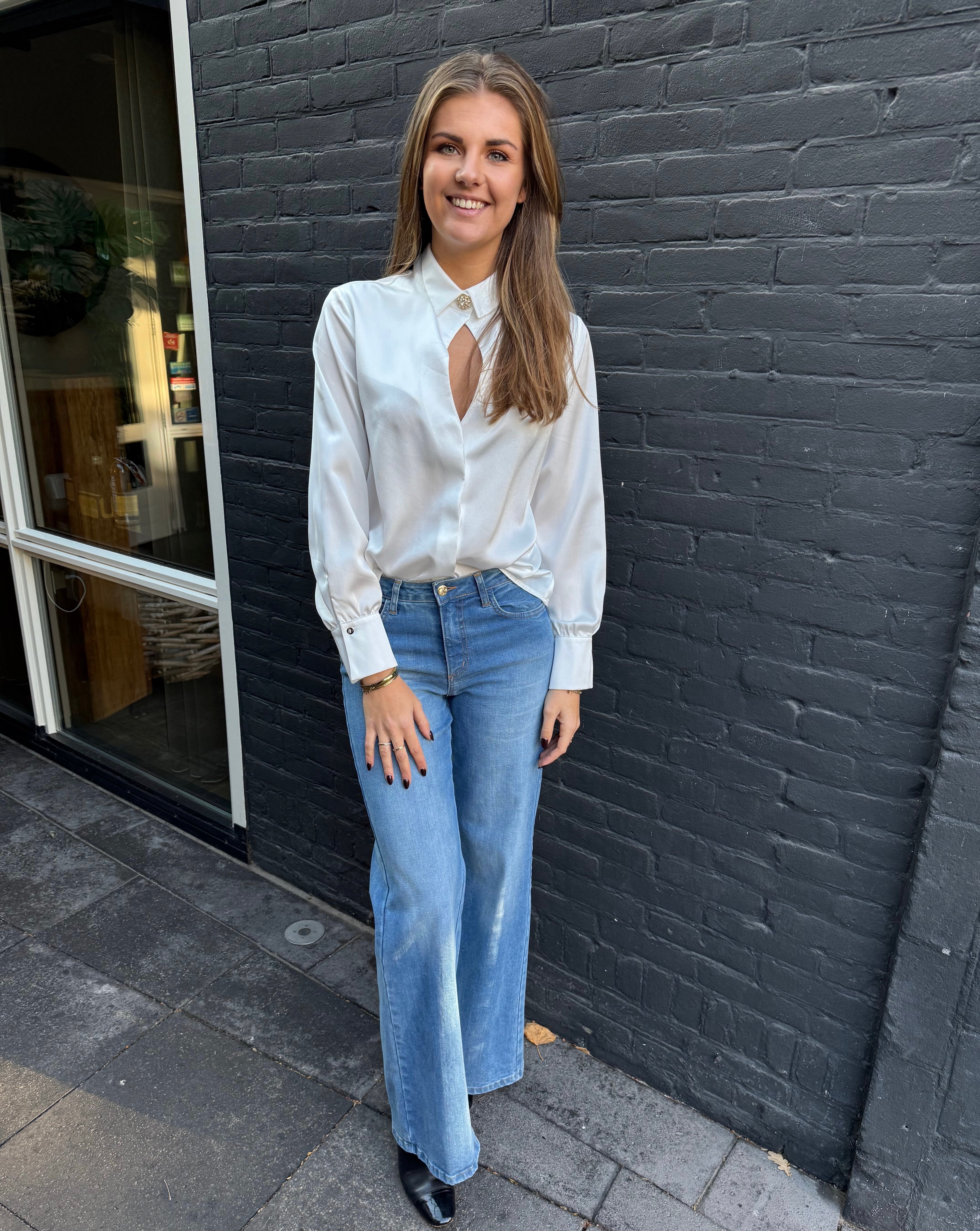 Rinascimento satijnen blouse met broche wit