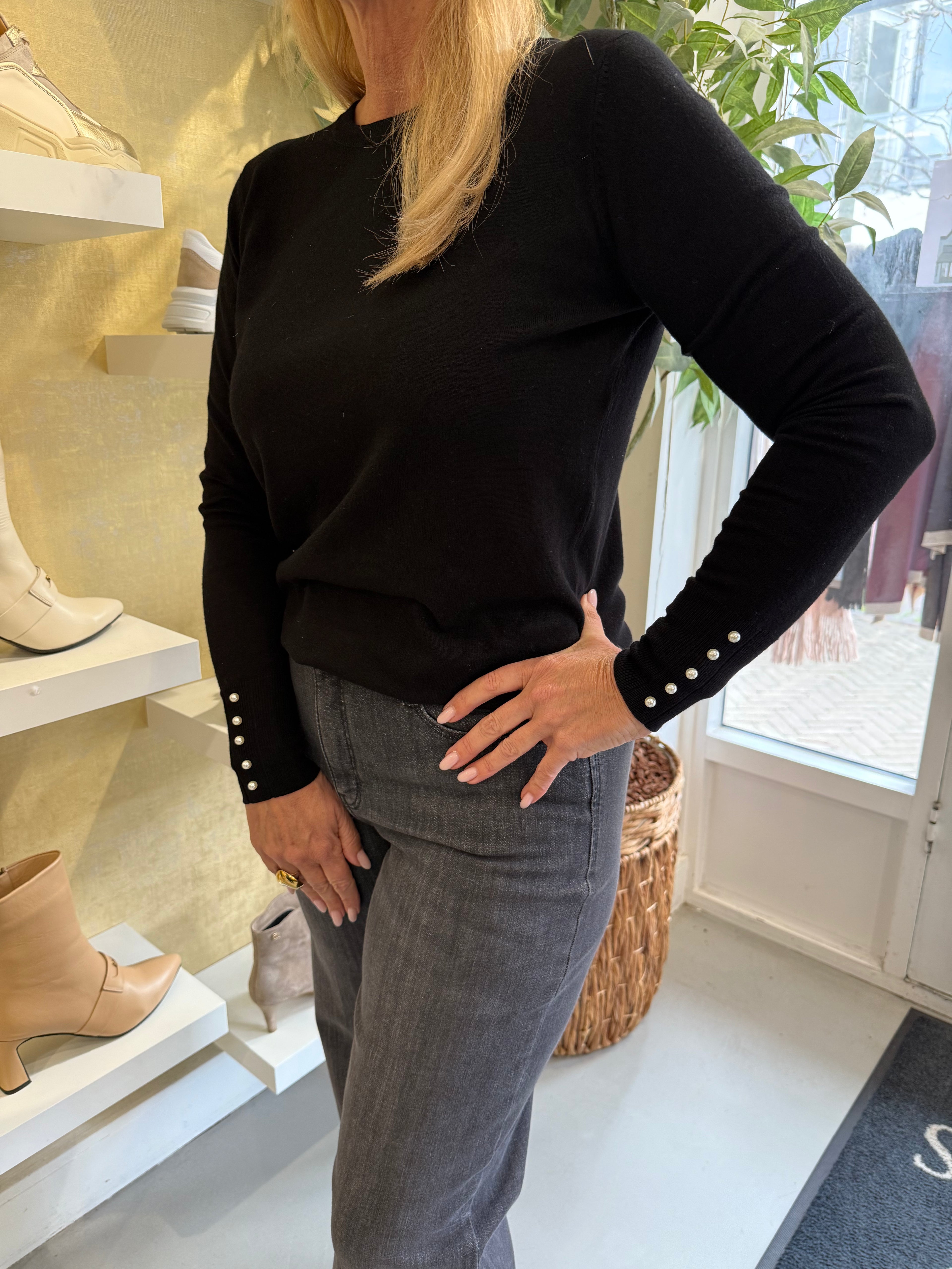 MVD Styles The Label – Zwart Truitje met Parelmanchet