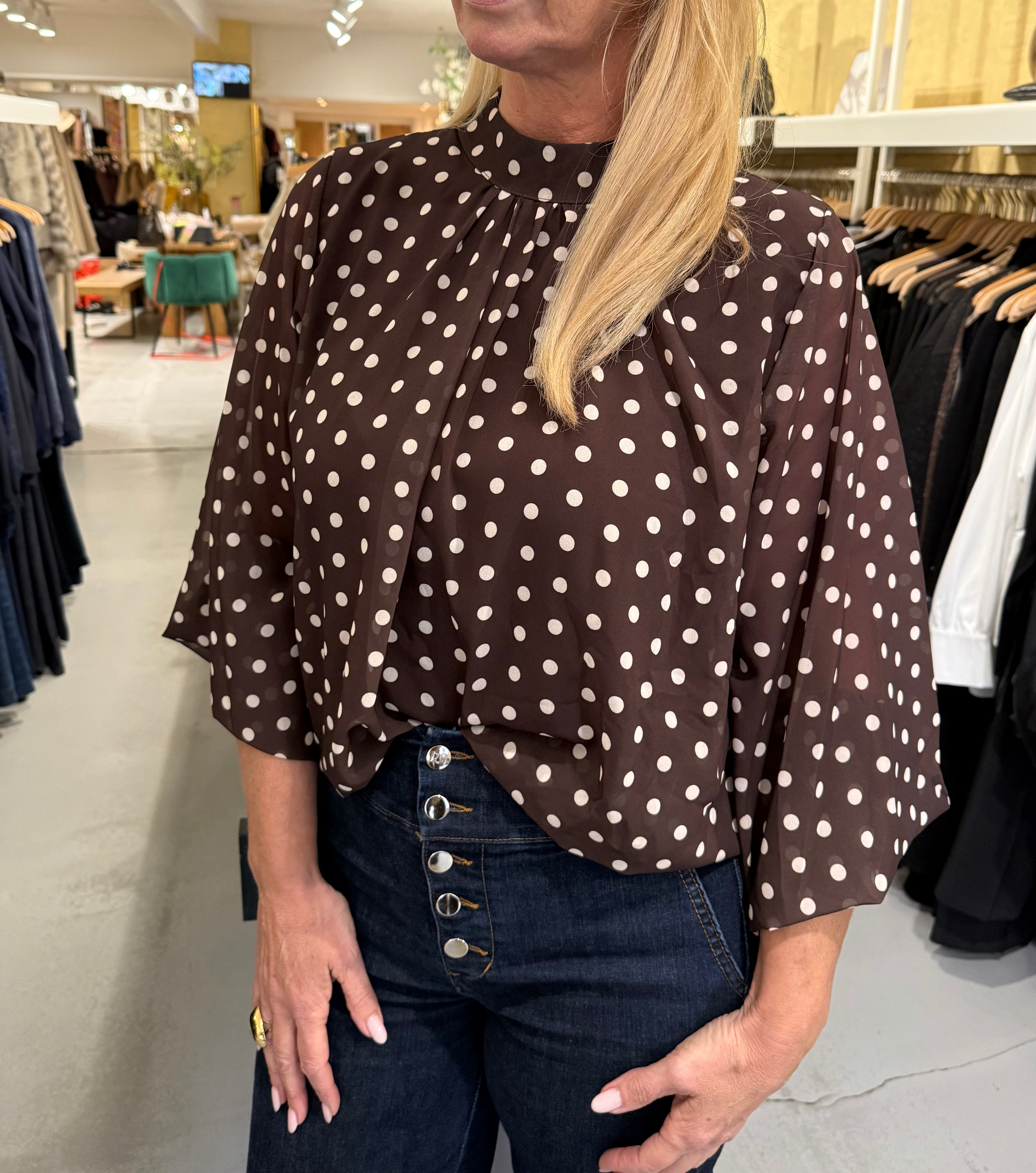 MVD Clothes – Bruine Blouse met Stippen