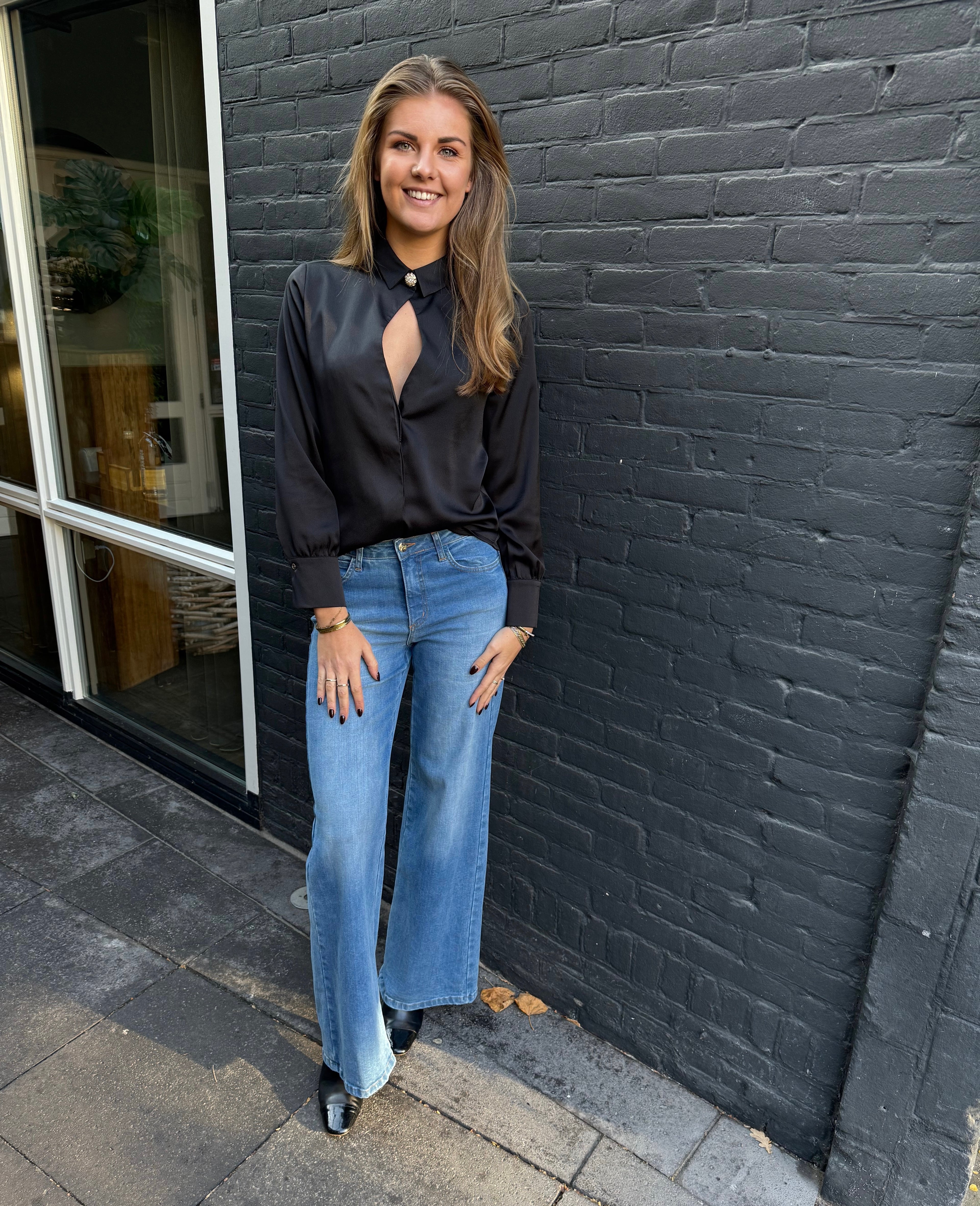 Rinascimento satijnen blouse met broche zwart