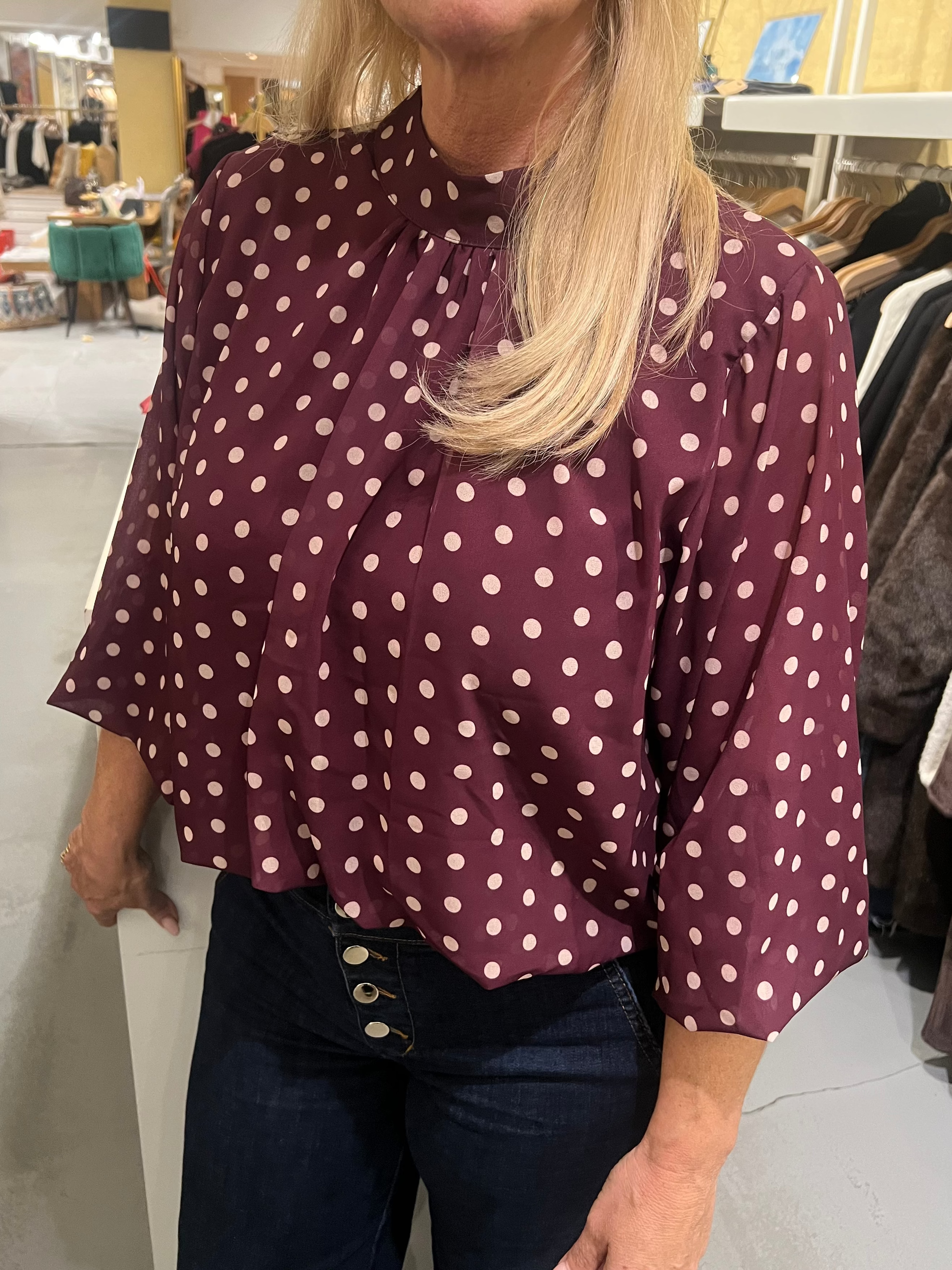 MVD Clothes – Bordeaux Blouse met Stippen