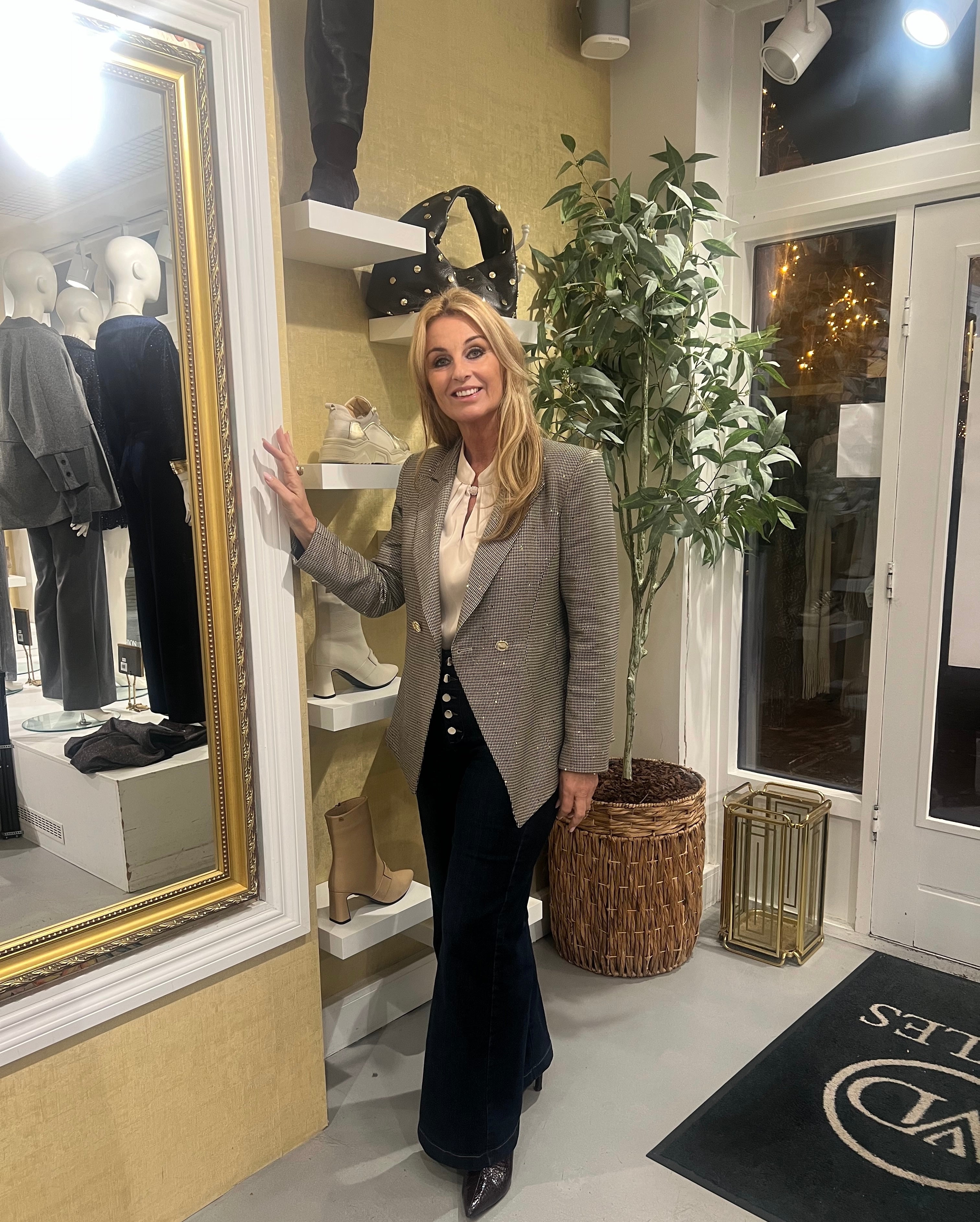 Rinascimento Beige Blouse met Mandarin detail