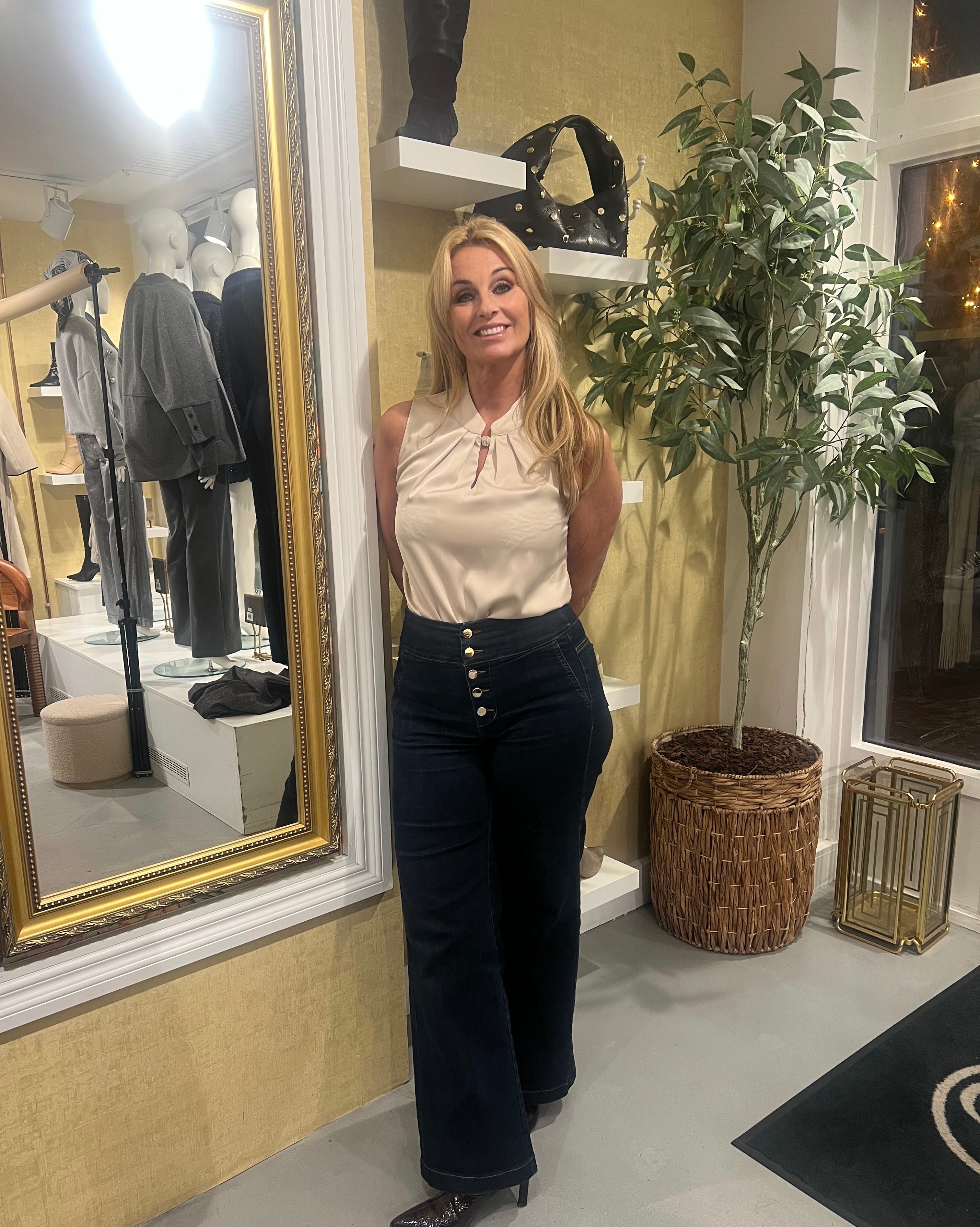 Rinascimento Beige Blouse met Mandarin detail