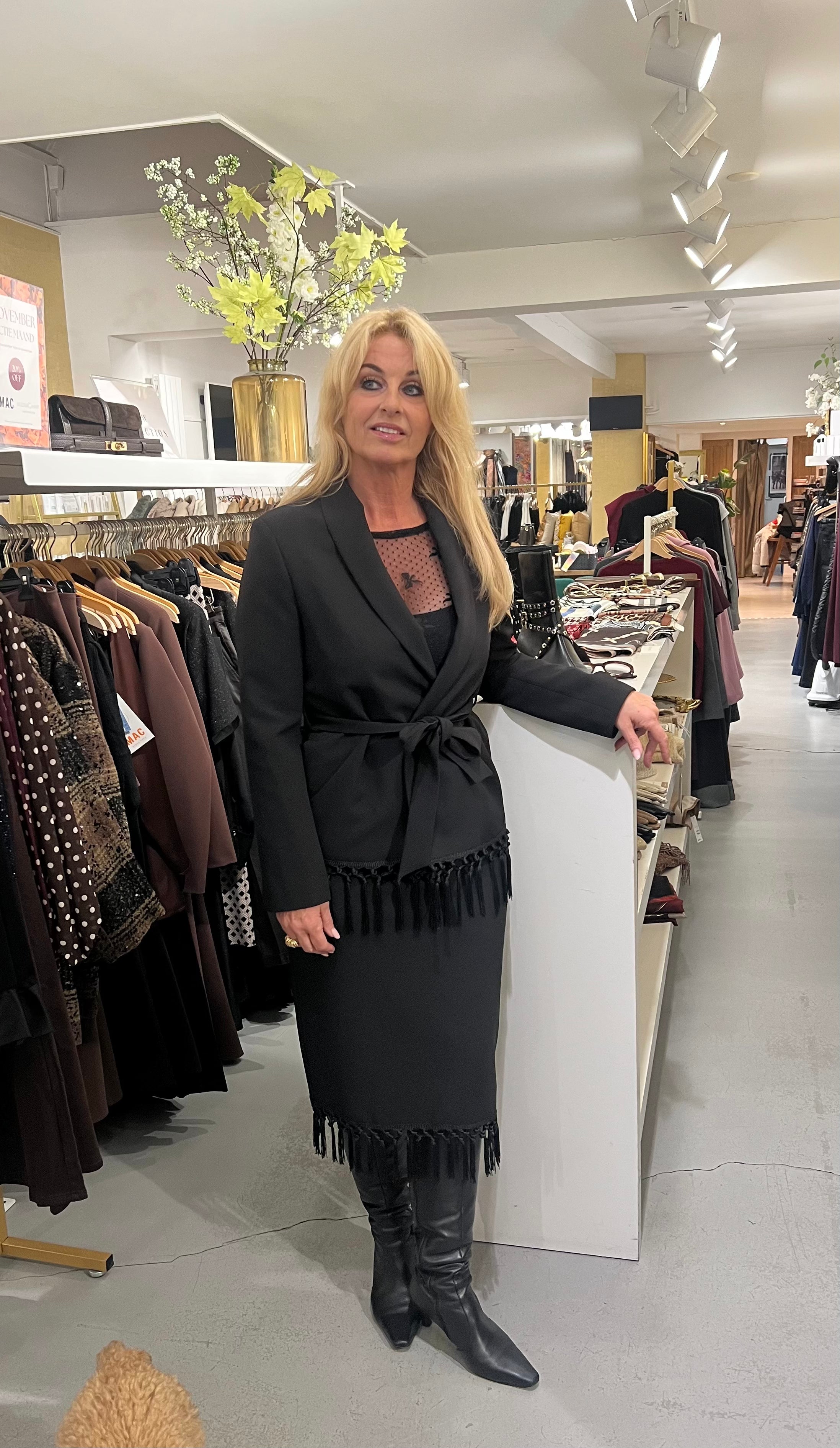 Rinascimento Zwarte Blazer met Franjes en Ceintuur