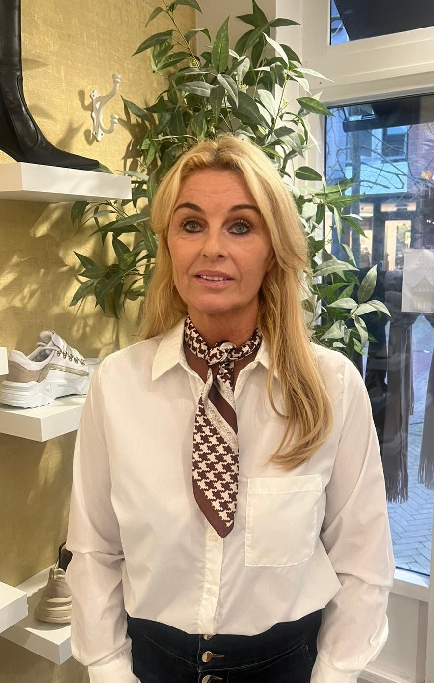 MVD Sjaaltje met Bruine Print