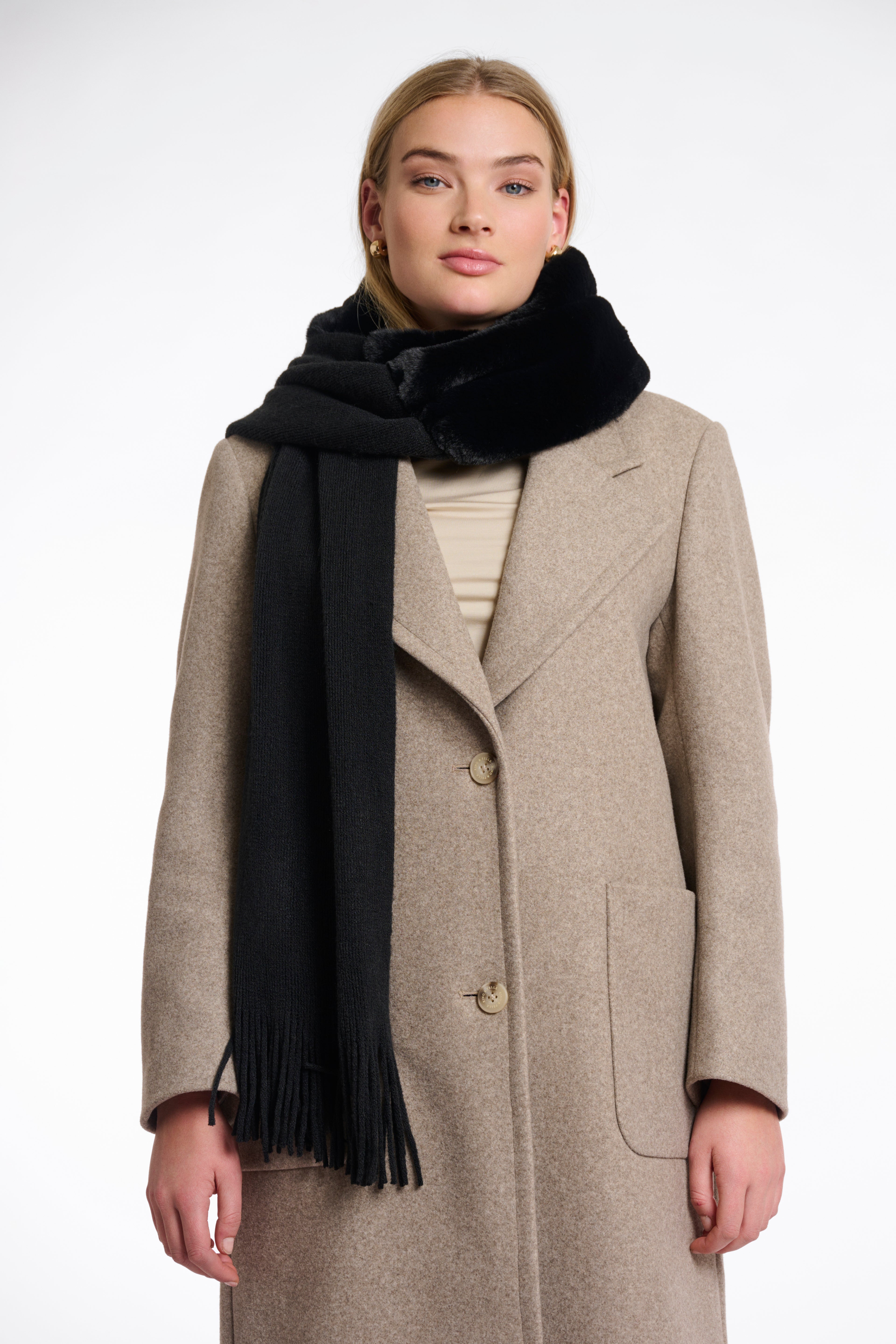 Rino & Pelle Vlien shawl zwart