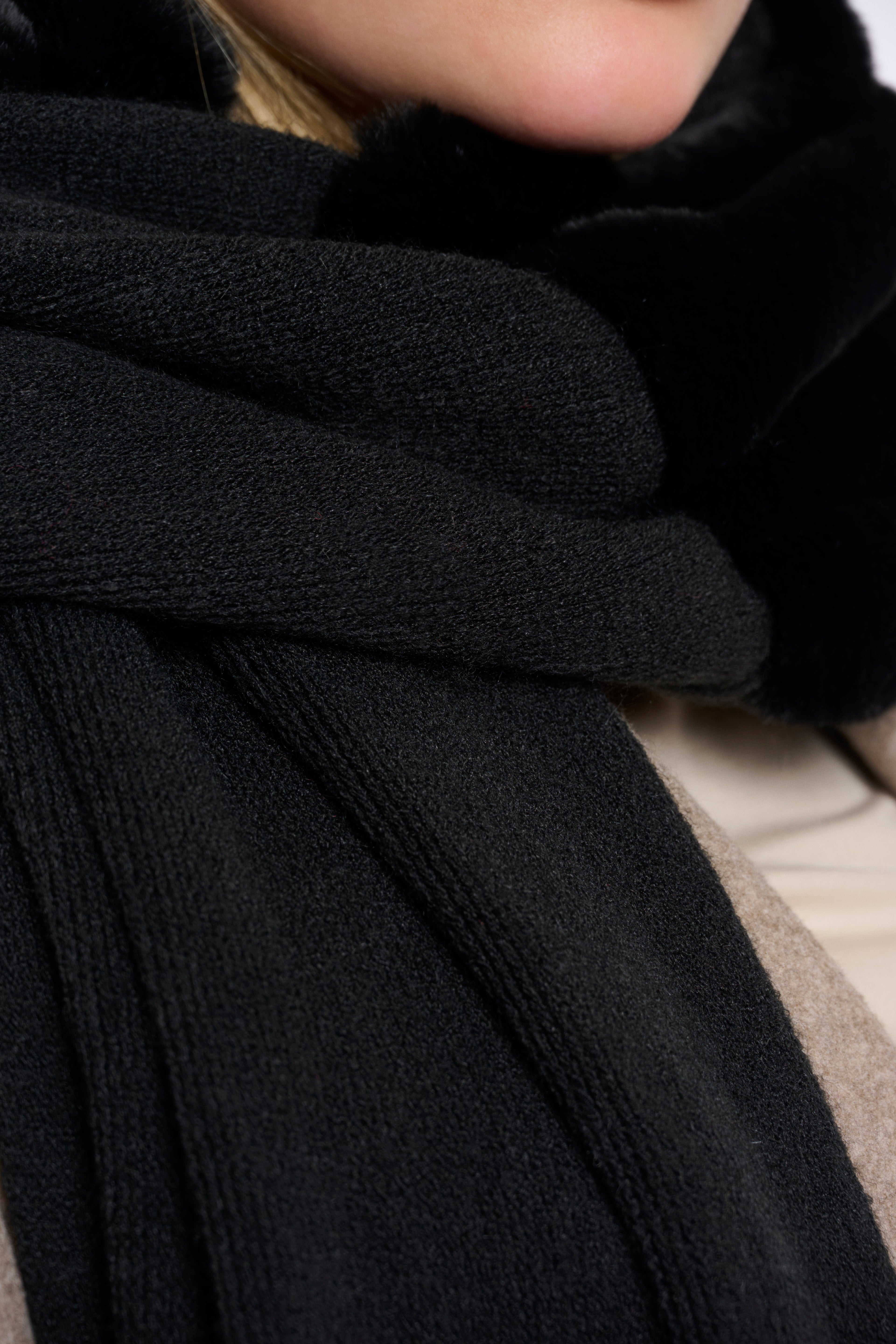 Rino & Pelle Vlien shawl zwart