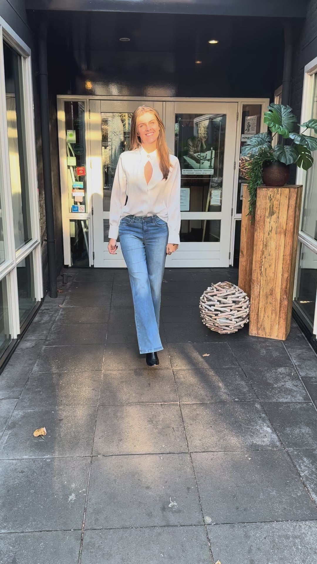 Rinascimento satijnen blouse met broche wit