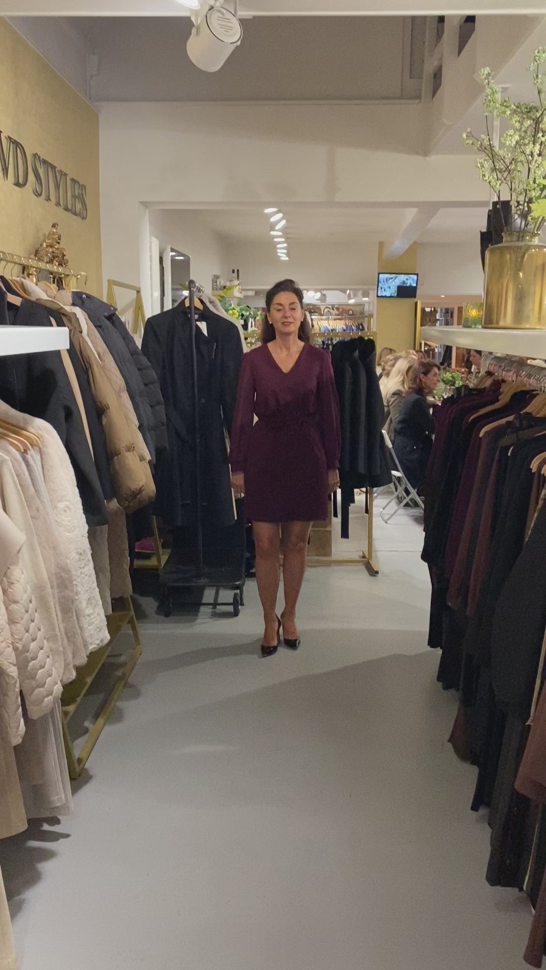 Rinascimento Burgundy dress met bloem ceintuur