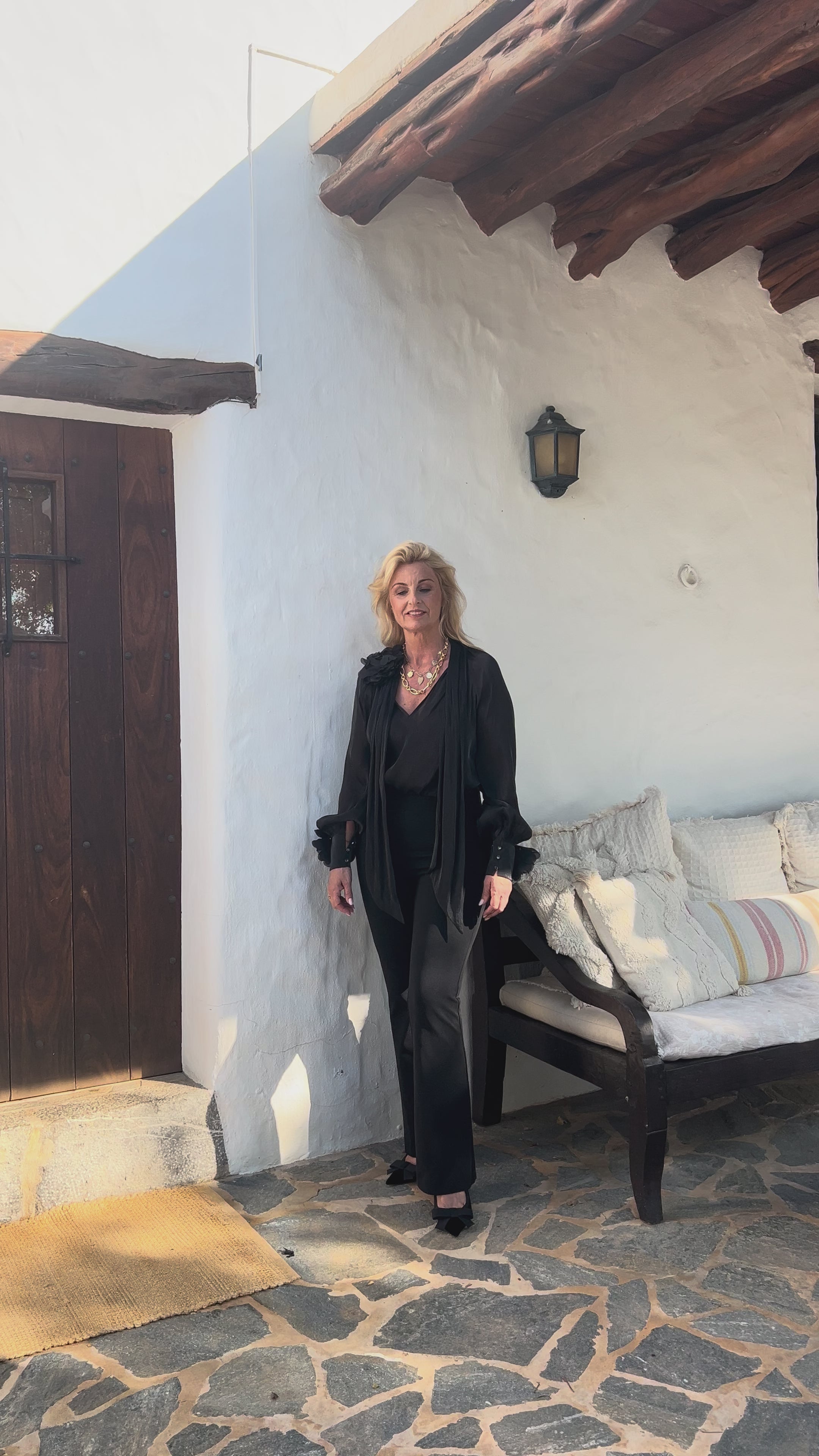 Access Blouse with Flower Broches zwart