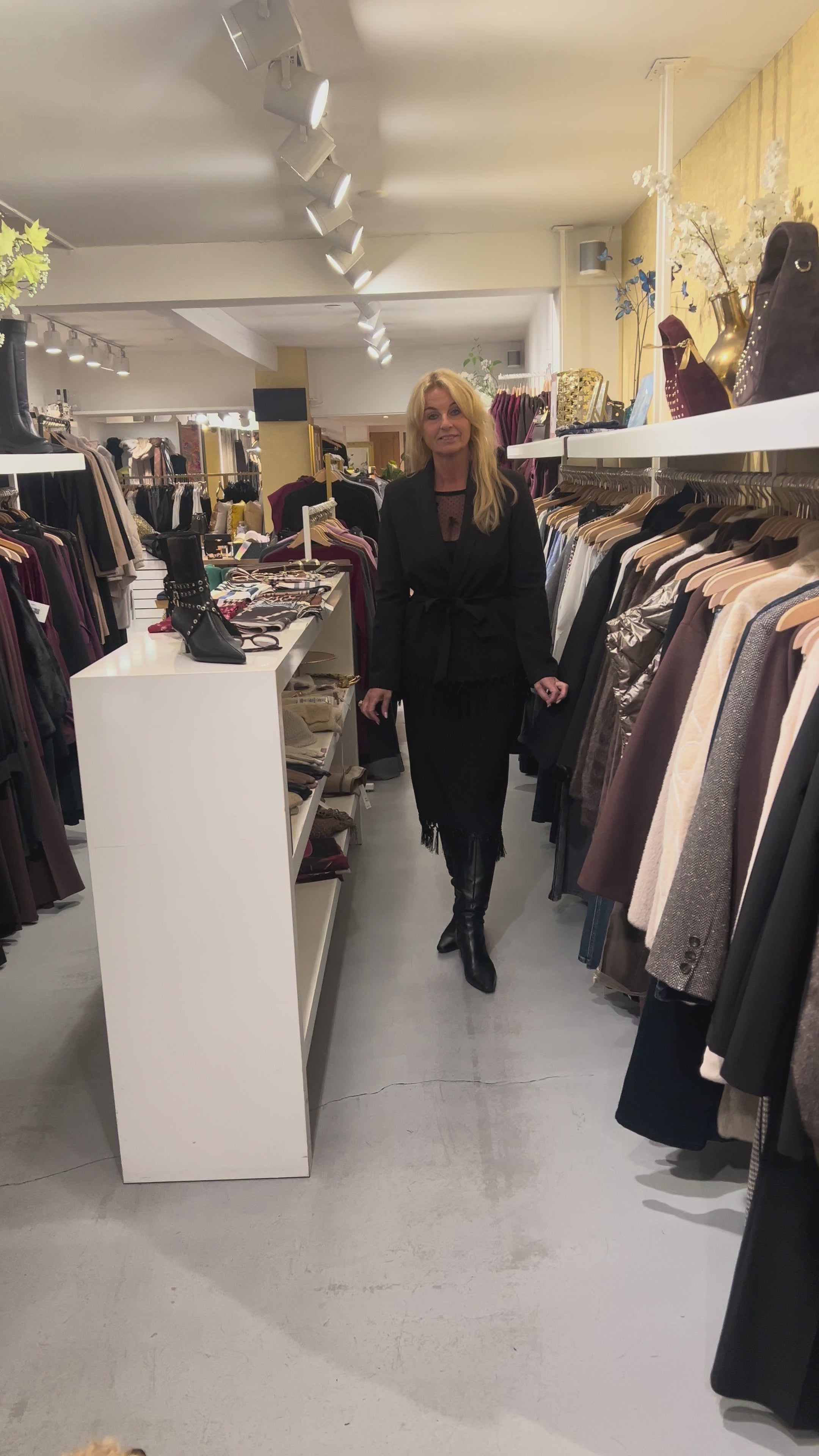 Rinascimento Zwarte Blazer met Franjes en Ceintuur