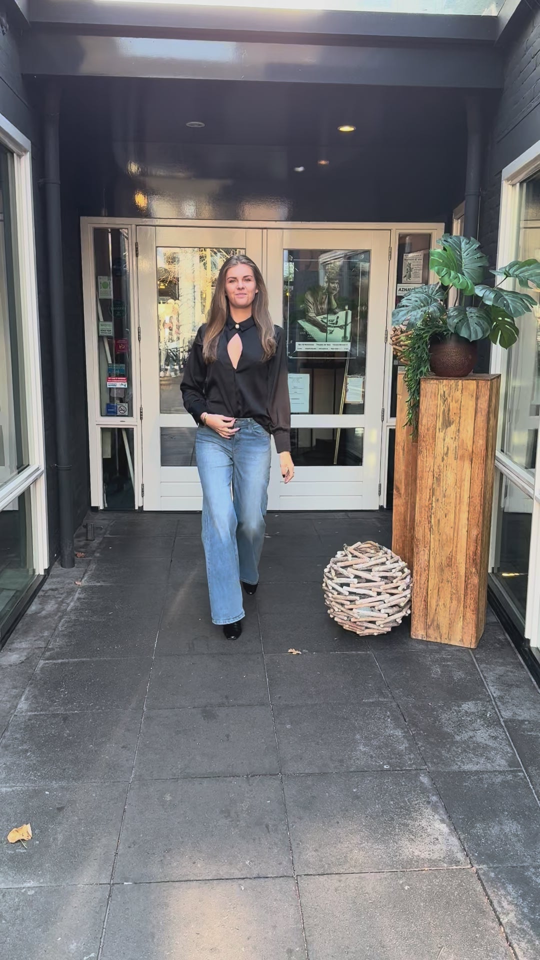 Rinascimento satijnen blouse met broche zwart