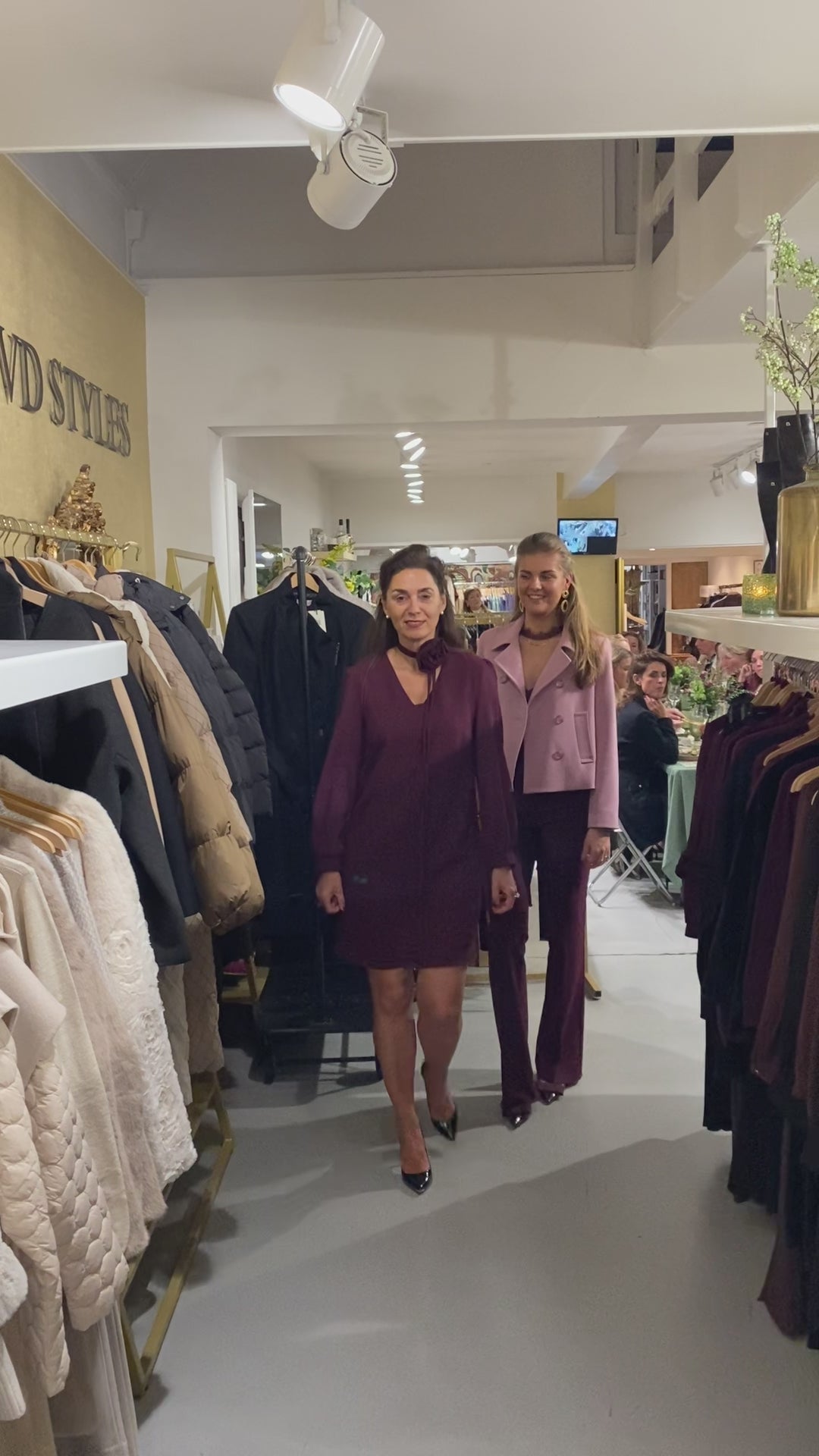 Rinascimento Burgundy dress met bloem ceintuur