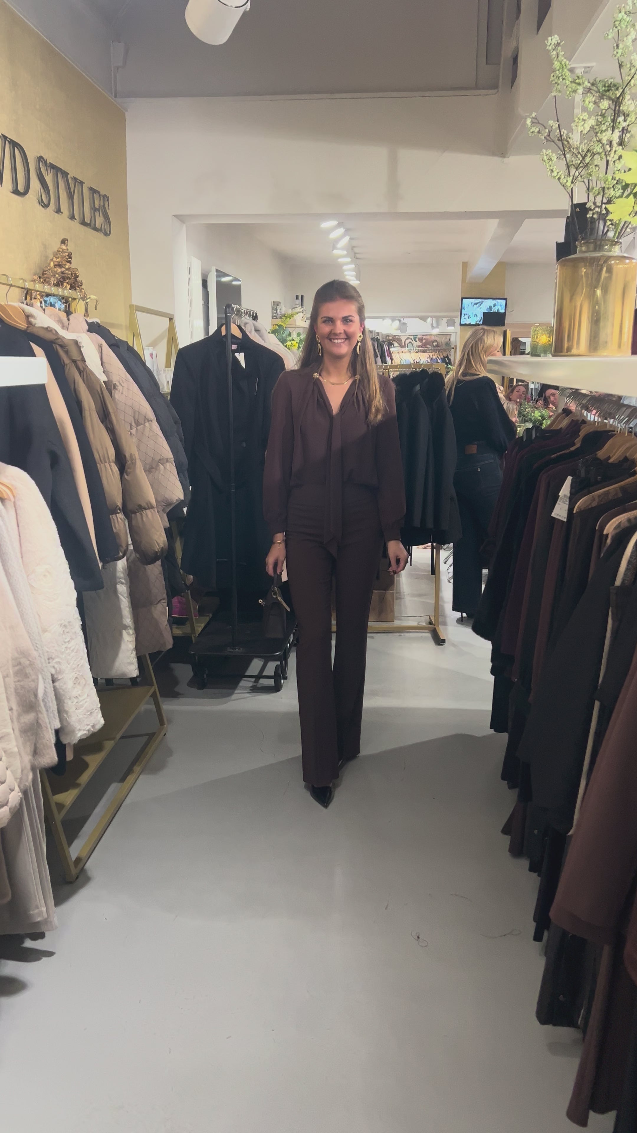 Rinascimento Bruine Blouse met Strik en Gouden Details